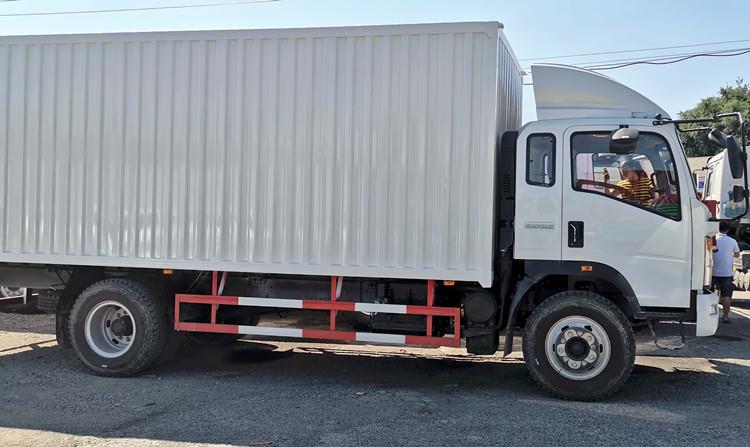Sinotruck Howo 4x2 Cargo Van Box Truck for Sale Near Me