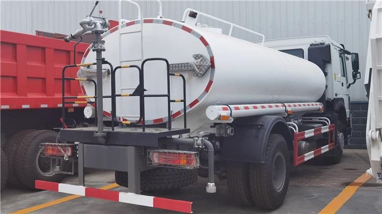 Howo 4x2 7 Wheels  Water Tank Truck Water Bowser with Sprinkler for Sale Price
