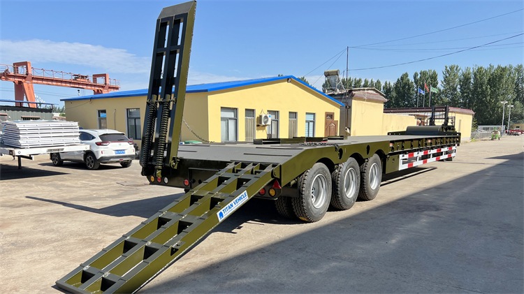 Tri Axle 60 Ton Low Bed Truck Trailer for Sale - Howo Sinotruk