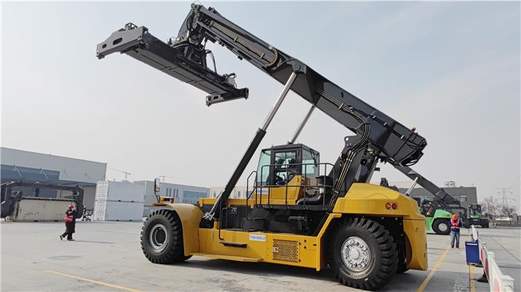  Reach Stacker 